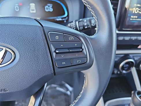 Used 2023 Hyundai Venue Limited image 17