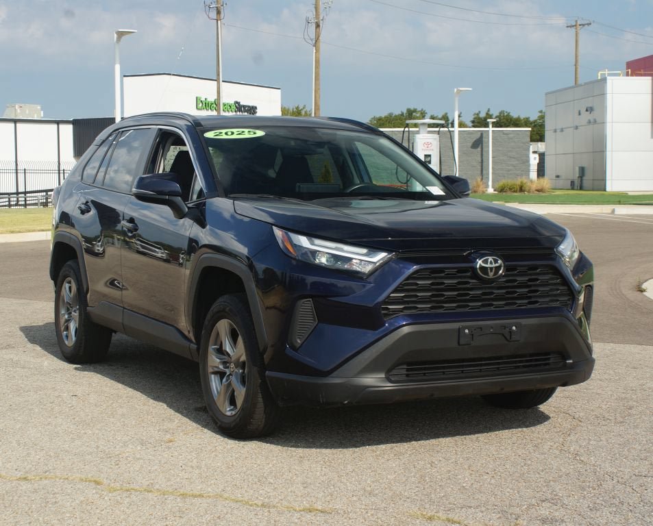 Used 2025 Toyota RAV4 XLE AWD/4WD image 2