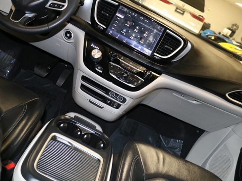 Used 2023 Chrysler Pacifica Touring-L image 25