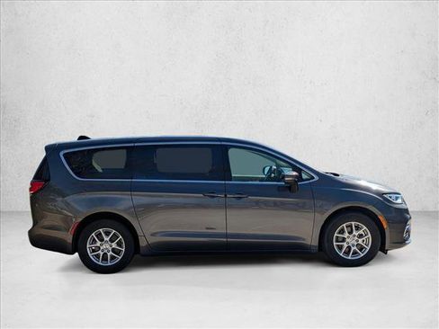 Used 2023 Chrysler Pacifica Touring-L image 4