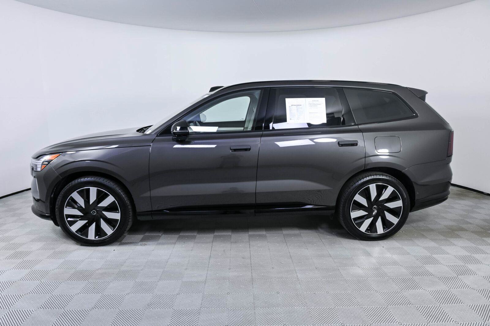 Certified 2025 Volvo EX90 Ultra AWD/4WD image 2