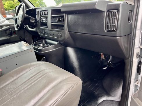 Used 2013 Chevrolet Express 2500 RWD image 16