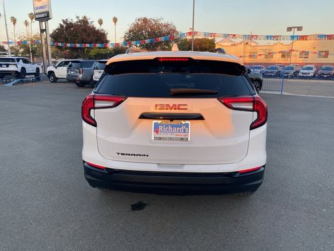 Used 2022 GMC Terrain SLE w/ Elevation Edition image 15