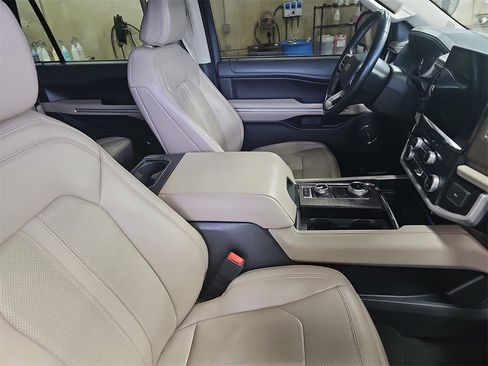 Used 2023 Ford Expedition Limited image 10