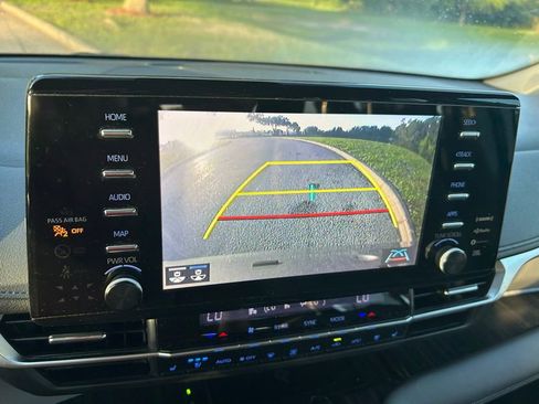 Used 2022 Toyota Sienna Limited FWD image 28