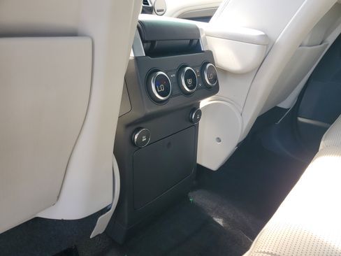 Used 2020 Land Rover Discovery HSE image 12