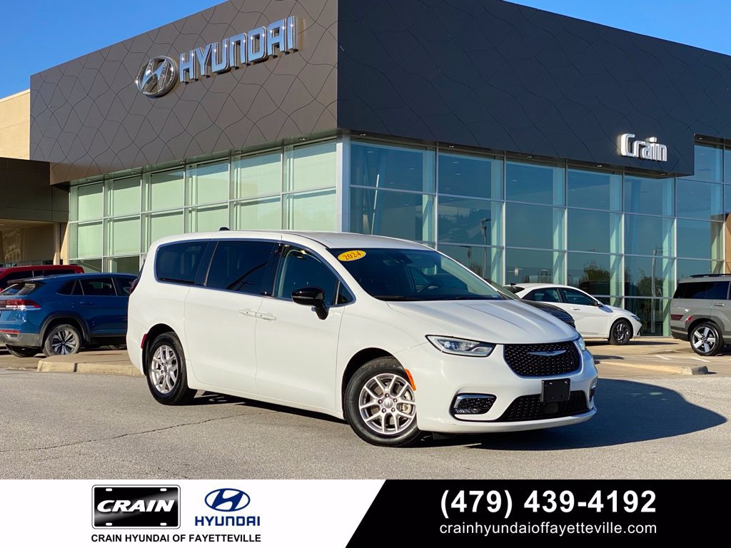 Used 2024 Chrysler Pacifica Touring-L FWD image 1