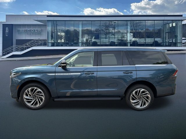 New 2027 Lincoln Navigator Premiere AWD/4WD image 4