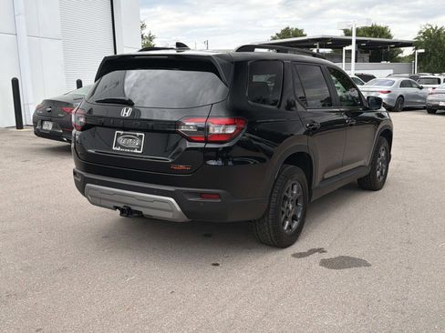 Used 2025 Honda Pilot TrailSport image 3