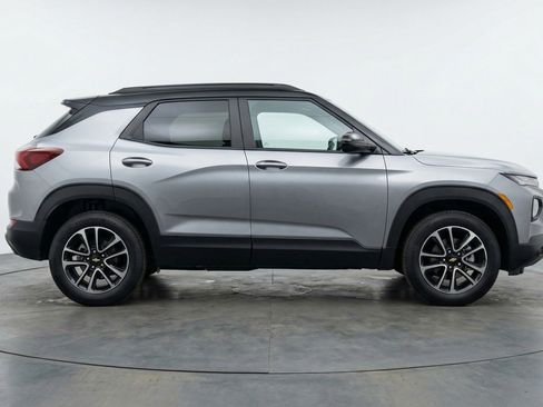 Used 2025 Chevrolet TrailBlazer LT AWD/4WD image 11