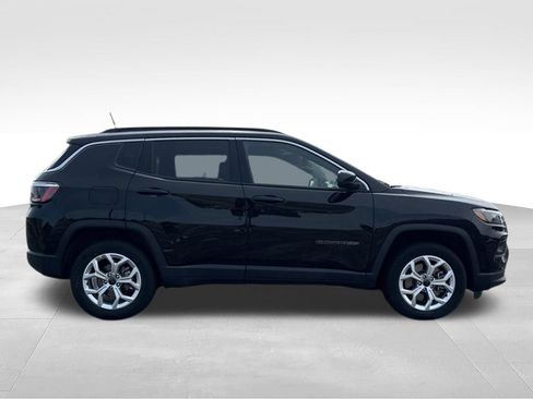Used 2025 Jeep Compass Latitude w/ Sun & Sound Group AWD/4WD image 4