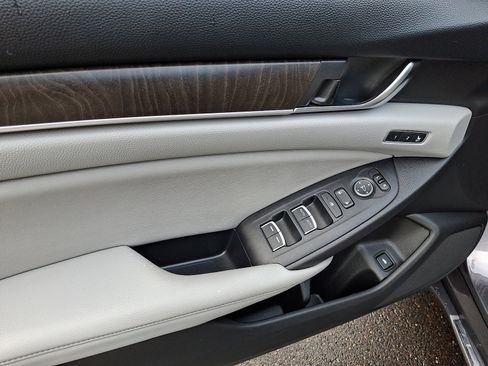 Used 2018 Honda Accord Touring image 12