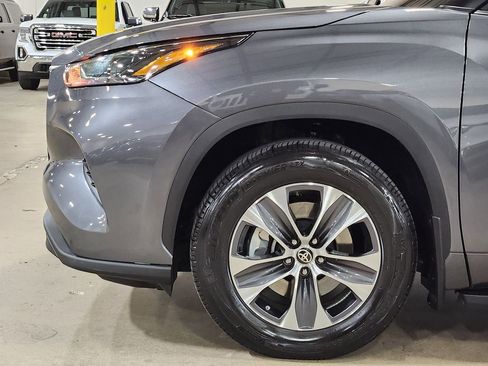 Used 2022 Toyota Highlander XLE image 5