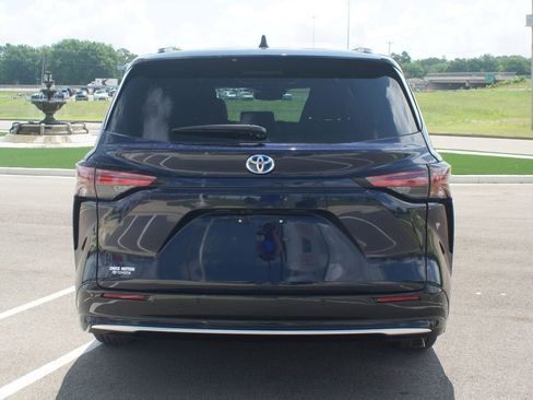 Used 2025 Toyota Sienna Platinum AWD/4WD image 3