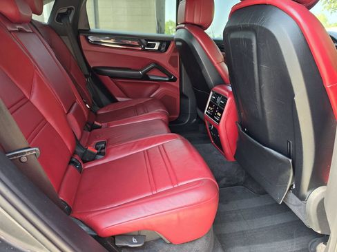 Certified 2023 Porsche Cayenne Coupe AWD/4WD image 38