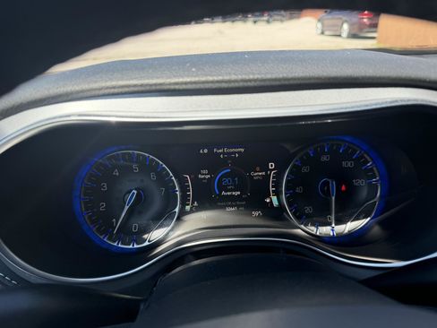 Used 2025 Chrysler Pacifica Limited FWD image 11