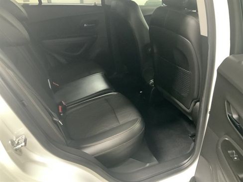 Used 2019 Chevrolet Trax LT w/ LT Convenience Package AWD/4WD image 18