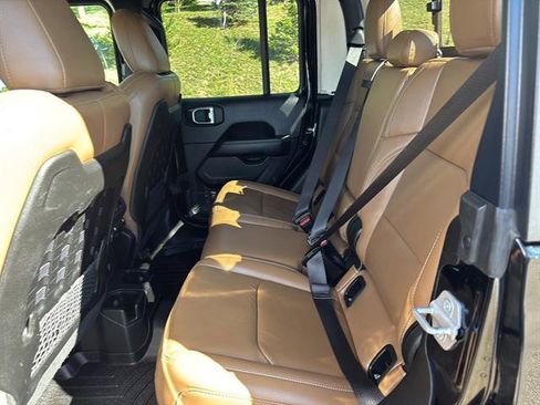 Used 2023 Jeep Gladiator Rubicon w/ Cold Weather Group image 16