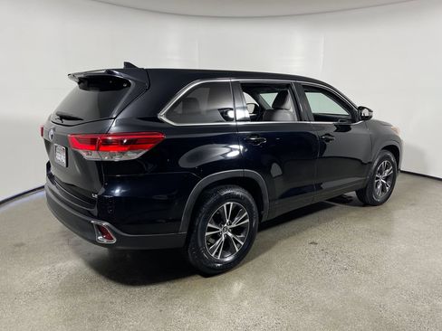 Used 2018 Toyota Highlander Plus w/ Carpet Mat Package (TMS) FWD image 3
