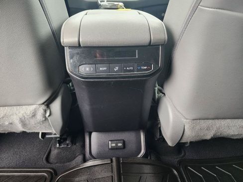 Used 2022 Toyota Highlander XLE AWD/4WD image 11
