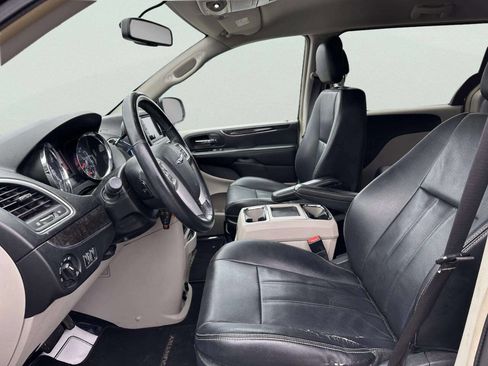 Used 2014 Chrysler Town & Country Touring image 14