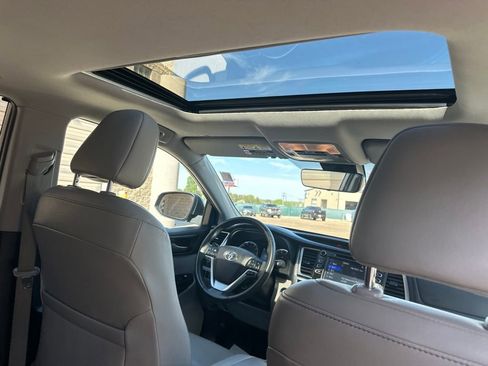 Used 2019 Toyota Highlander XLE AWD/4WD image 30