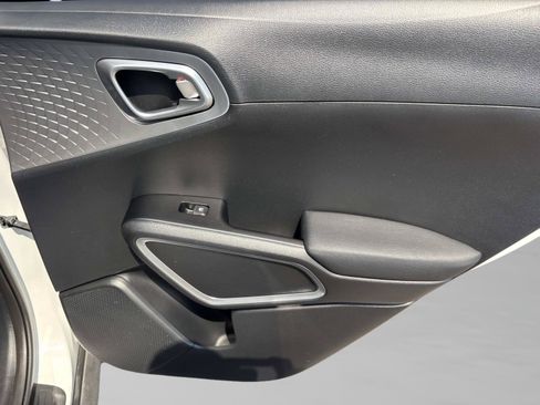 Used 2025 Kia Soul LX w/ LX Technology Package FWD image 19