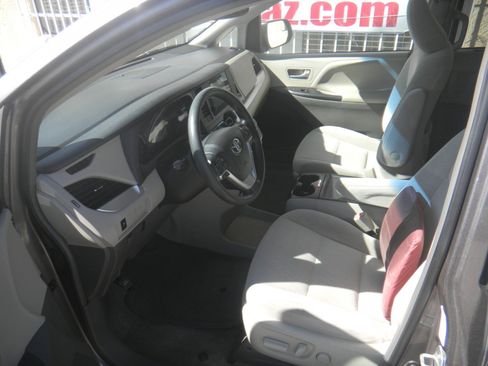 Used 2015 Toyota Sienna LE image 9
