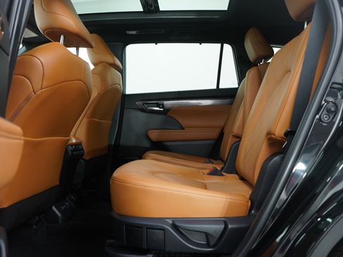 Used 2025 Toyota Highlander Platinum image 20