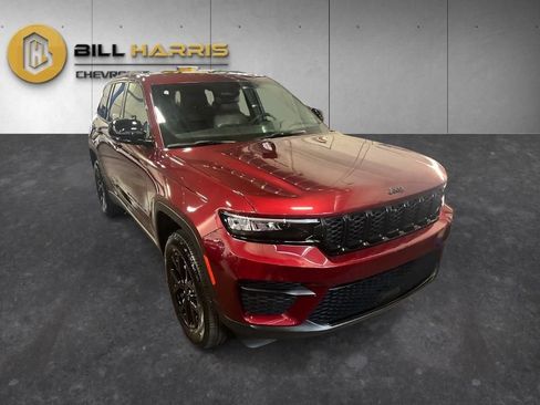 Used 2024 Jeep Grand Cherokee Altitude AWD/4WD image 9