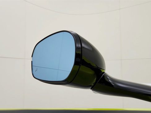 Used 2025 Aston Martin V8 Vantage Coupe image 16