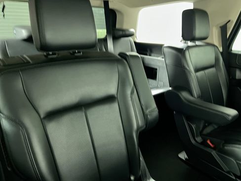 Used 2024 Ford Expedition XLT AWD/4WD image 31