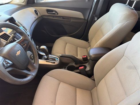 Used 2016 Chevrolet Cruze LT w/ Technology Package image 13