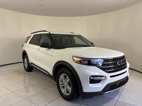 Used 2022 Ford Explorer XLT w/ Equipment Group 202A image 7