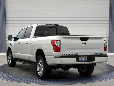 Used 2021 Nissan Titan SV w/ SV Convenience Package image 4