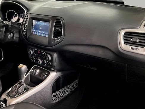 Used 2019 Jeep Compass Latitude FWD image 21