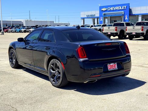 Used 2020 Chrysler 300 Touring L w/ Quick Order Package 2EF RWD image 9