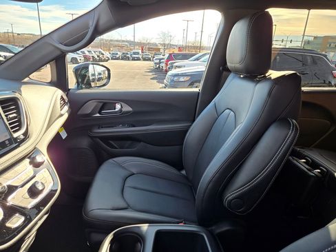 New 2026 Chrysler Pacifica Select image 22