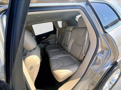 Used 2019 Jeep Cherokee Latitude w/ Popular Appearance Group FWD image 25