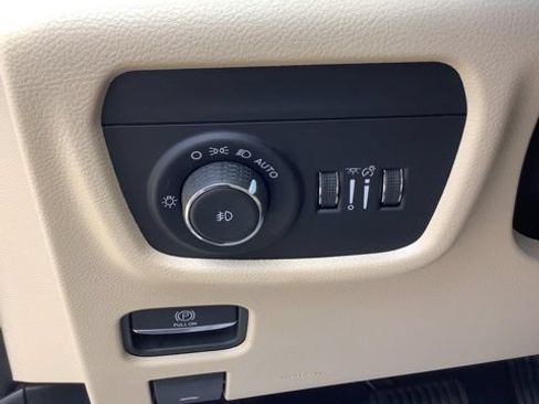Certified 2023 Jeep Grand Cherokee Limited AWD/4WD image 30