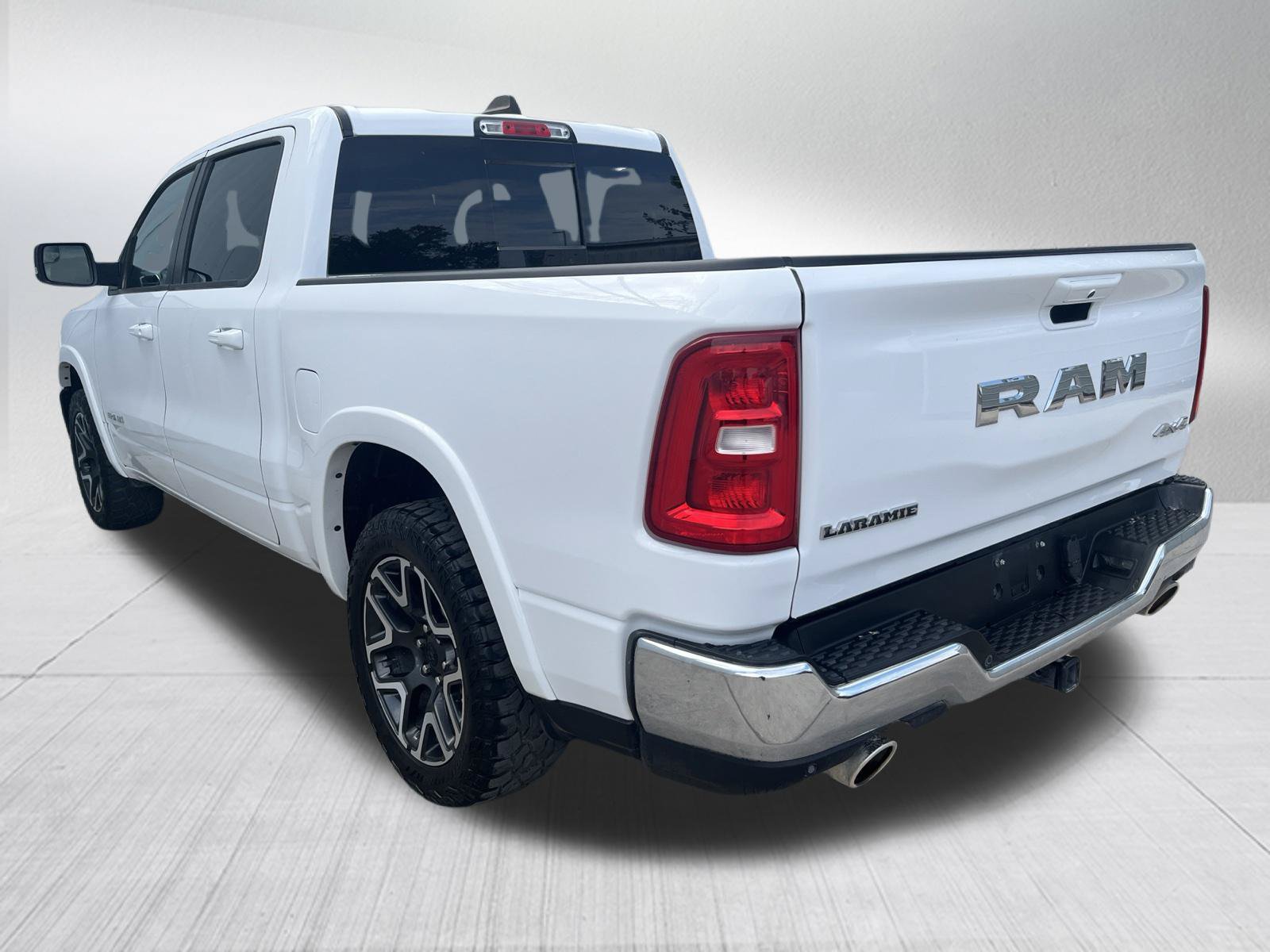 Used 2025 RAM 1500 Laramie AWD/4WD image 6