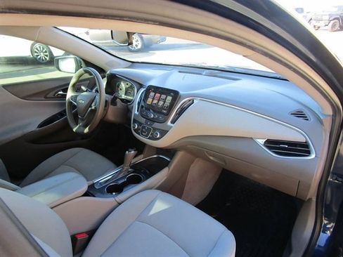 Used 2018 Chevrolet Malibu LT w/ Driver Confidence Package image 24