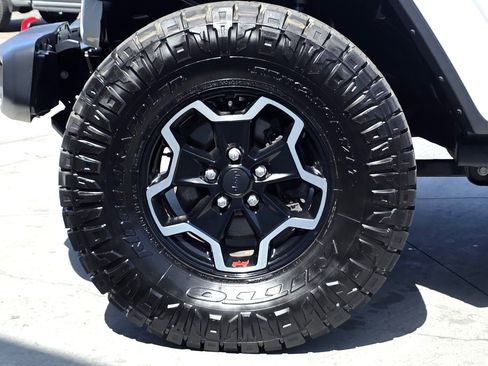 Used 2020 Jeep Gladiator Rubicon w/ Dual Top Group AWD/4WD image 9