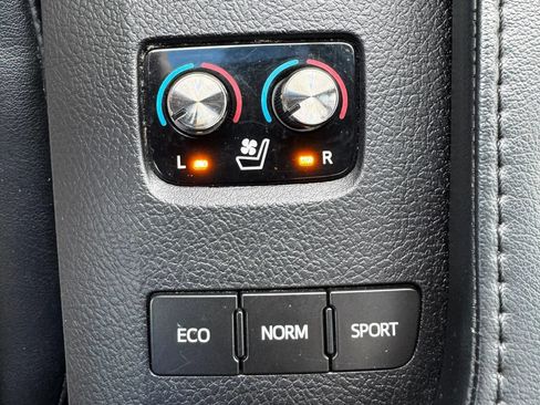 Used 2013 Toyota Avalon Limited w/ Technology Pkg FWD image 32