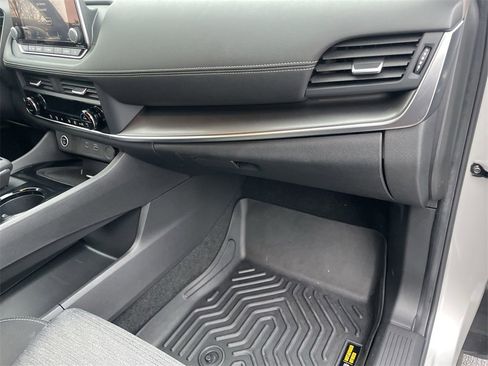 Used 2023 Nissan Rogue SV image 31