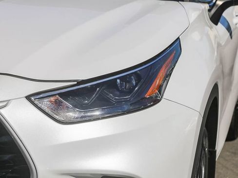 Used 2024 Toyota Highlander XLE FWD image 5