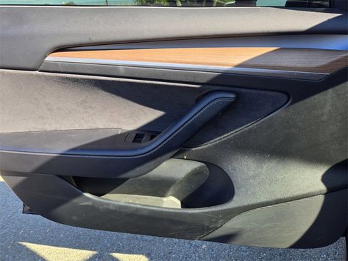 Used 2021 Tesla Model Y Long Range image 19