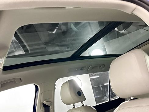Certified 2024 Volkswagen Tiguan SE w/ Panoramic Sunroof Package AWD/4WD image 19