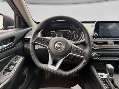 Used 2025 Nissan Altima 2.5 SV FWD image 14