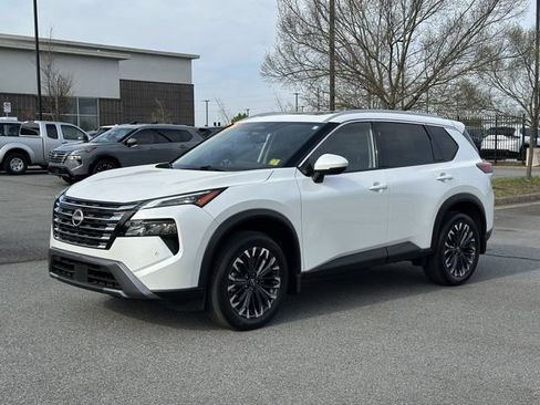 Certified 2025 Nissan Rogue SL w/ Tech Package FWD image 3